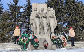 Вахта памяти у мемориала на Холме Воинской Славы.